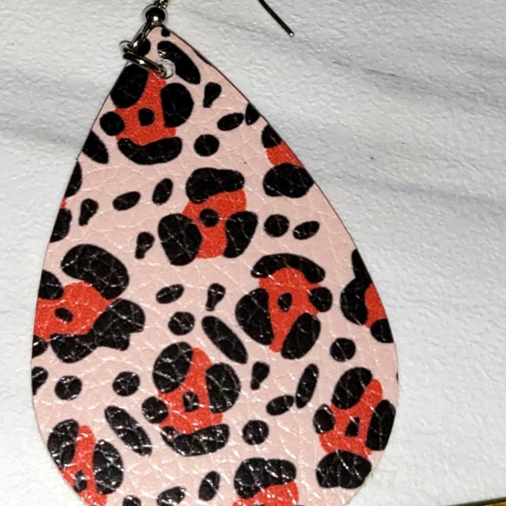 Pink leopard print leather earrings//boho//cowgirl//Southwestern// - Picture 4 of 4
